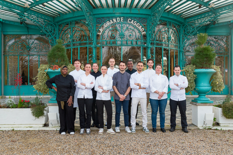 Image représentant les 9 jeunes chefs devant la façade du restaurant la Grande Cascade où l'évèvement a eu lieu.